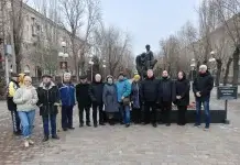 Члены регионального отделения союза писателей России возложили цветы к памятнику комсомольцам