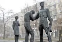 Возложение цветов у памятника комсомольцам